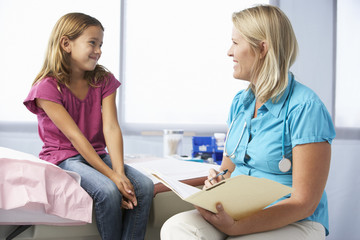 Obraz premium Doctor In Surgery Examining Young Girl