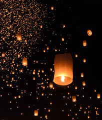 Fototapeta premium Sky lanterns festival or Yi Peng festival in Chiang Mai, Thailan