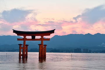 宮島の大鳥居と夕焼け