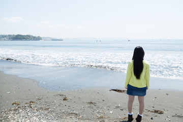 海を見つめる女性