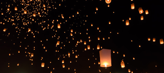 Naklejka premium Sky lanterns festival or Yi Peng festival in Chiang Mai, Thailan