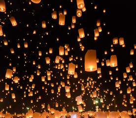 Obraz premium Sky lanterns festival or Yi Peng festival in Chiang Mai, Thailan