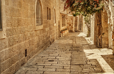 Fototapeta premium Starożytna aleja w dzielnicy żydowskiej w Jerozolimie. Zdjęcie w starym stylu kolorowego obrazu.