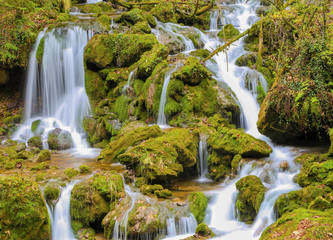 Wasserfall mit grünem Moss