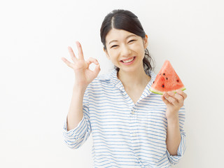 西瓜を食べる女性　OKサイン