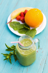 grüner Smoothie von Banane, Apfelsine, Erdbeere, Spinat und Minze