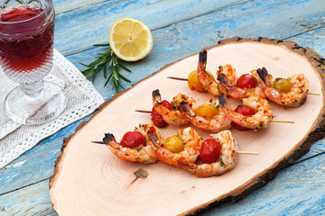 gegrillte Garnelenspieße auf Holzbrett