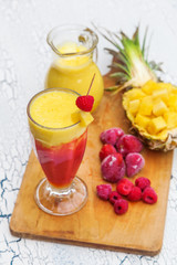 Smoothie von Ananas und gefrorenen Erd- und Himbeeren