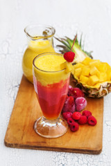 Smoothie von Ananas und gefrorenen Erd- und Himbeeren