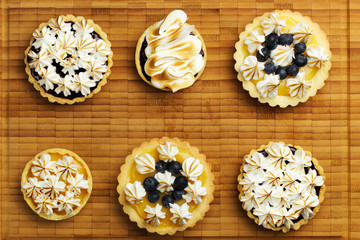 Tartlets with berry confiture and meringue