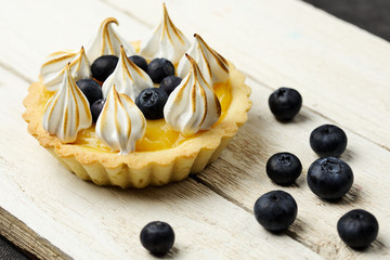 Tartlet with lemon curd, blueberries and meringue