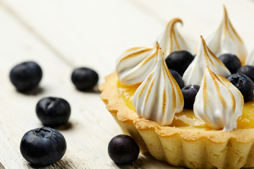 Tartlet with lemon curd, blueberries and meringue