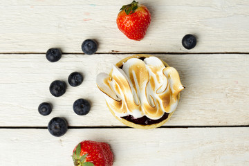 Tartlet with  berry confiture and meringue