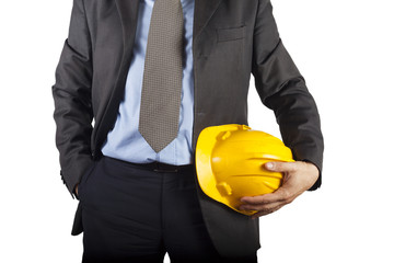 Ingegnere della sicurezza in giacca e cravatta con  casco giallo su sfondo bianco