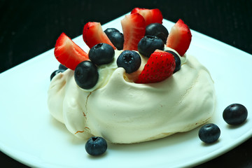 Meringue with fresh fruits