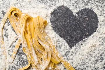 Fototapeten hausgemachte Pasta und Herz © Jiri Hera