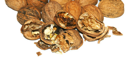 Nueces sobre fondo blanco