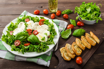 Lamb's lettuce salad with mozzarella, tomato and basil
