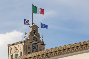 Esterno del Palazzo del Quirinale, torre dei Venti con le bandiere