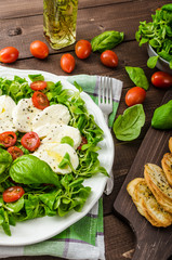 Lamb's lettuce salad with mozzarella, tomato and basil