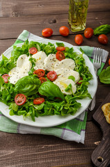 Lamb's lettuce salad with mozzarella, tomato and basil