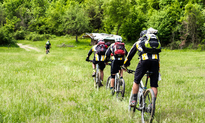 Group of mounatin bikers.