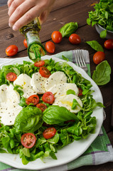 Lamb's lettuce salad with mozzarella, tomato and basil
