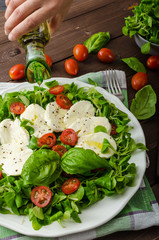 Lamb's lettuce salad with mozzarella, tomato and basil