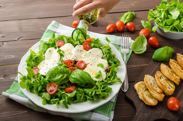 Lamb's lettuce salad with mozzarella, tomato and basil