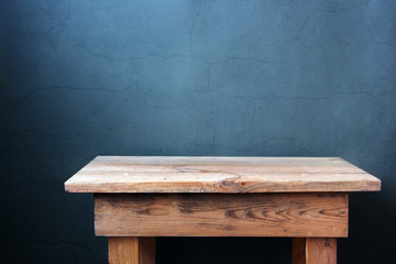 пустой деревянный стол на фоне стены с трещинами © MaskaRad