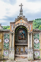 Obraz premium Monument et symboles religieux à Valfleury
