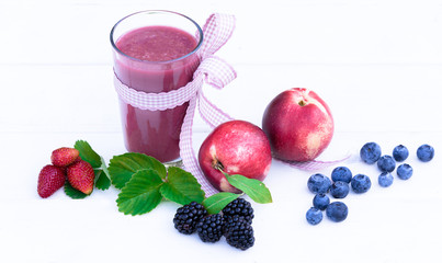 Beeren-Smoothie freigestellt