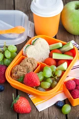 Foto auf Acrylglas Lunchbox für Kinder mit Sandwich, Keksen, frischem Gemüse und Obst © kate_smirnova