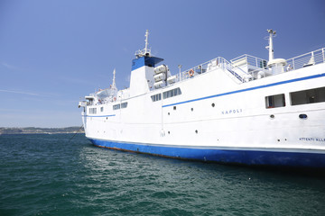 Fototapeta na wymiar Ship leaving to the island of Ischia