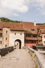 Fototapeta na wymiar Saint-Ursanne, Stadt, Altstadt, Stadttor, historische Brücke, Jura, Schweiz