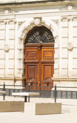 Porte en bois d'immeuble à Nîmes