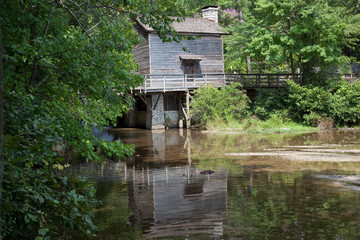 Obraz premium Weathered wooden building reflected in lake