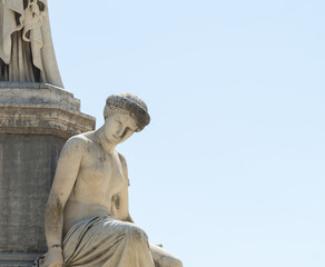 Statue de femme, fontaine de N&icirc;mes