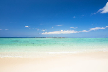 Fototapeta na wymiar 沖縄のビーチ・瀬底ビーチ