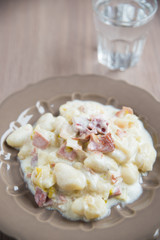 Gnocchi im creminger Käsesauce mit weissem Saprgel