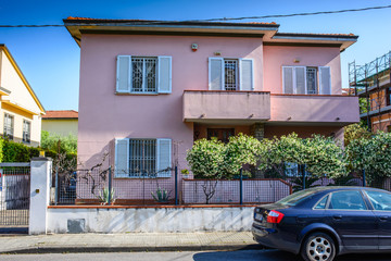 Fototapeta na wymiar Villa Signorile Moderna, ingresso cancello palme, rosa