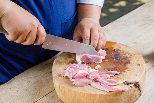 chef sliced pork on cutting bord