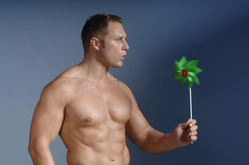 Man bläst Windrad, Seitenansicht, Portrait