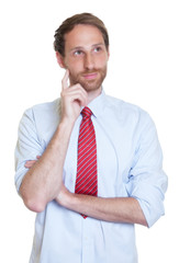 Geschäftsfrau mit Krawatte und Bart denkt nach