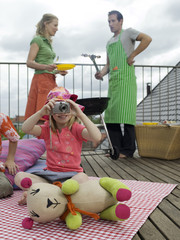 Familie auf dem Balkon, der Tochter, die Foto