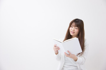 読書する女性