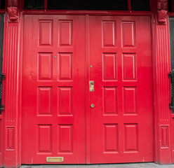 Hintergrund – rote Holztür Pubtür Pub Irland