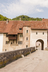 Fototapeta na wymiar Saint-Ursanne, Altstadt, historische Brücke, Doubs, Jura, Frühling, Schweiz