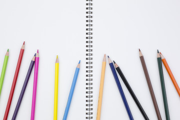 色鉛筆とスケッチブック