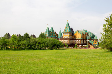 Деревянный дворец Русских царей в парке Коломенское. © 1802185